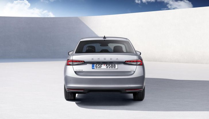 Skoda Superb 2024: caratteristiche, design, abitacolo e motori della nuova generazione - Foto 9 di 99