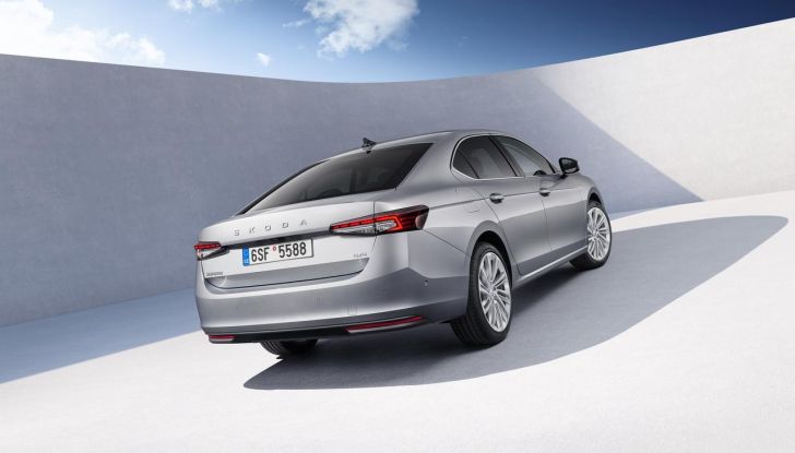 Skoda Superb 2024: caratteristiche, design, abitacolo e motori della nuova generazione - Foto 7 di 99