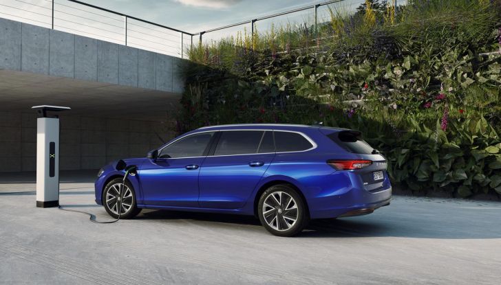 Skoda Superb 2024: caratteristiche, design, abitacolo e motori della nuova generazione - Foto 51 di 99