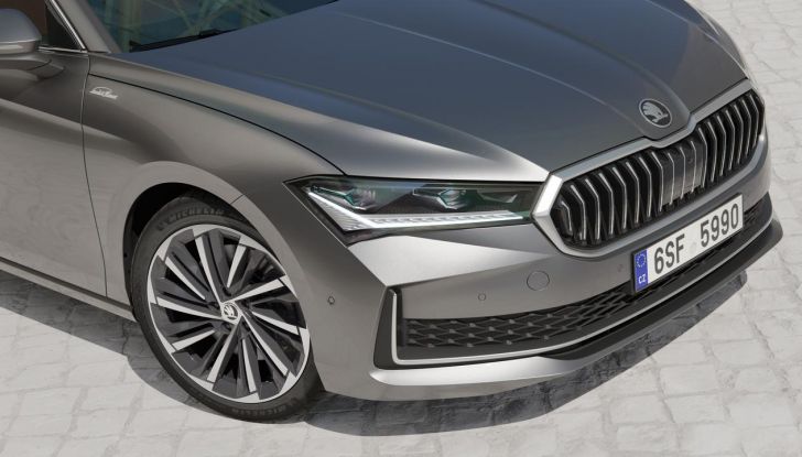 Skoda Superb 2024: caratteristiche, design, abitacolo e motori della nuova generazione - Foto 56 di 99