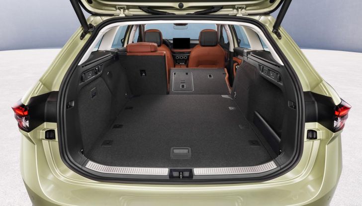 Skoda Superb 2024: caratteristiche, design, abitacolo e motori della nuova generazione - Foto 40 di 99