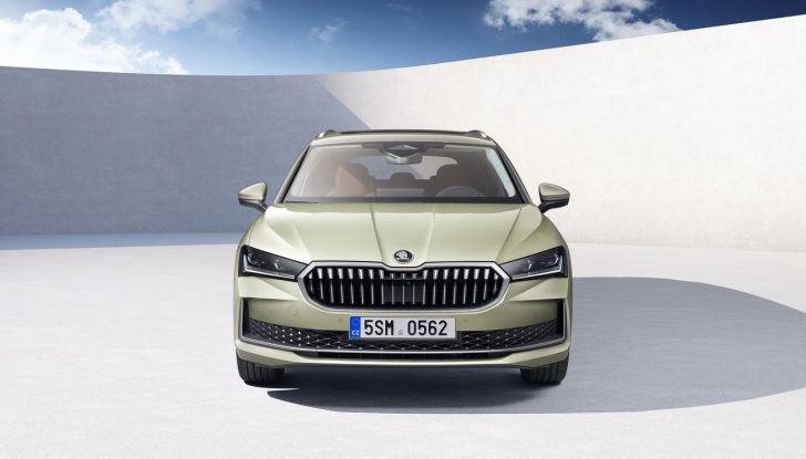Skoda Superb 2024: caratteristiche, design, abitacolo e motori della nuova generazione - Foto 31 di 99