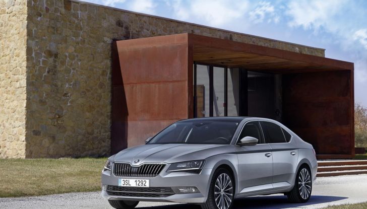 Skoda Superb 2024: caratteristiche, design, abitacolo e motori della nuova generazione - Foto 2 di 99