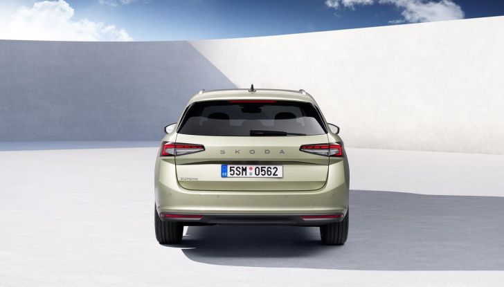 Skoda Superb 2024: caratteristiche, design, abitacolo e motori della nuova generazione - Foto 21 di 99