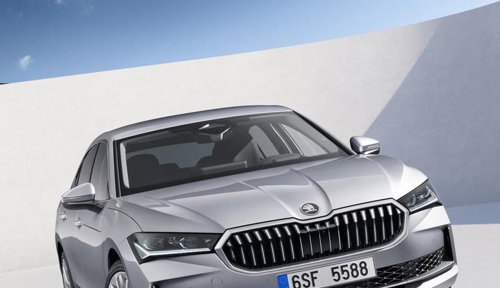 Skoda Superb 2024: caratteristiche, design, abitacolo e motori della nuova generazione - Foto 4 di 99