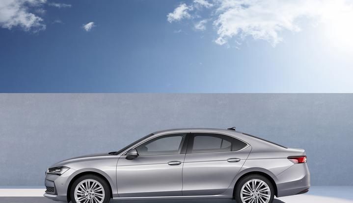 Skoda Superb 2024: caratteristiche, design, abitacolo e motori della nuova generazione - Foto 11 di 99