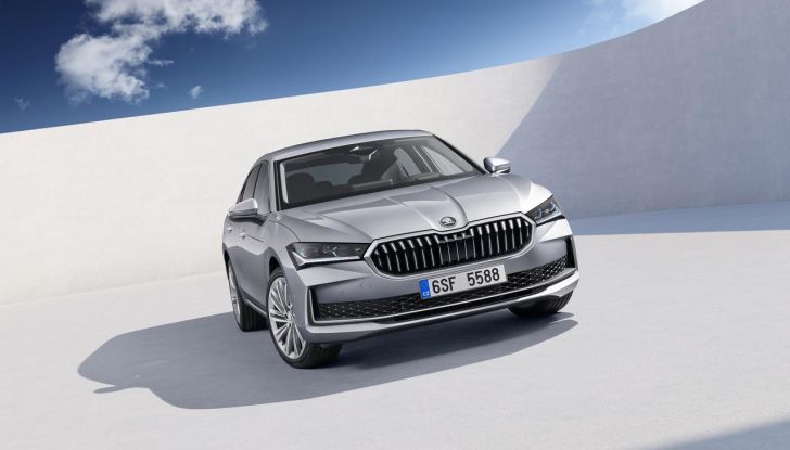 Skoda Superb 2024: caratteristiche, design, abitacolo e motori della nuova generazione - Foto 3 di 99