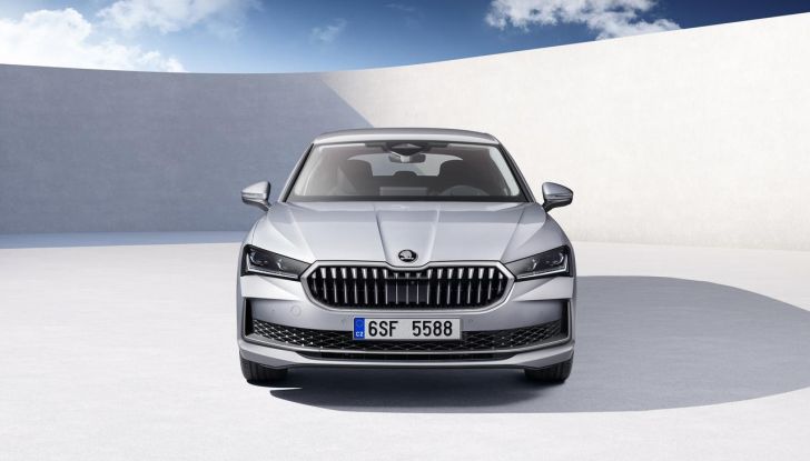 Skoda Superb 2024: caratteristiche, design, abitacolo e motori della nuova generazione - Foto 8 di 99