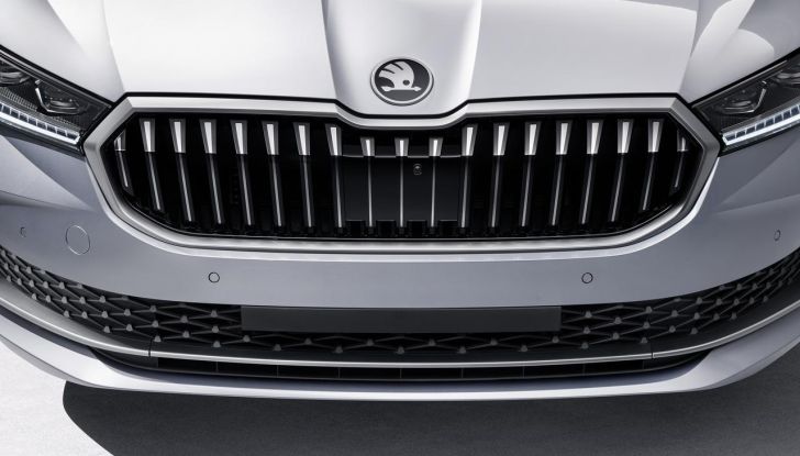 Skoda Superb 2024: caratteristiche, design, abitacolo e motori della nuova generazione - Foto 15 di 99