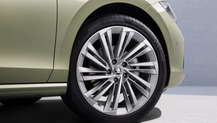 Skoda Superb 2024: caratteristiche, design, abitacolo e motori della nuova generazione - Foto 17 di 99