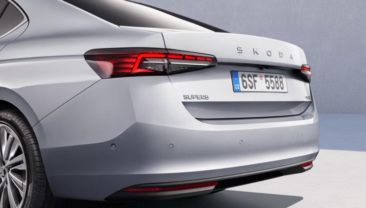 Skoda Superb 2024: caratteristiche, design, abitacolo e motori della nuova generazione - Foto 94 di 99