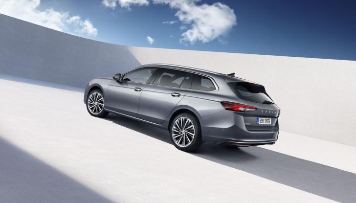 Skoda Superb 2024: caratteristiche, design, abitacolo e motori della nuova generazione - Foto 16 di 99