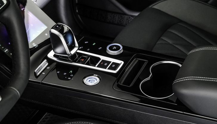 Sportequipe 8 Hybrid Plug-In: debutta il nuovo SUV top di gamma del brand italiano - Foto 27 di 51