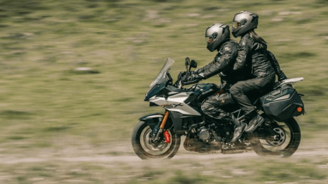 Guidare in due sulla moto: tutte le regole per viaggiare in sicurezza