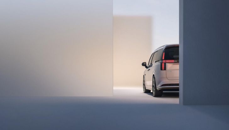 Volvo EM90: design, abitacolo, autonomia, caratteristiche e prestazioni - Foto 19 di 67