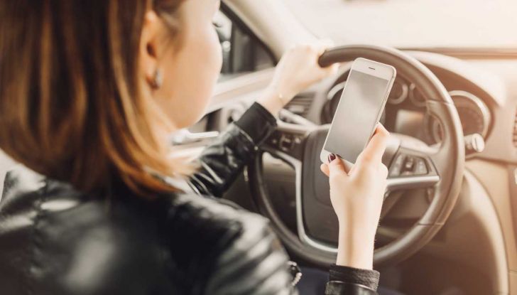 Anas lancia l’allarme: un automobilista su 10 gira video mentre guida - Foto 4 di 10