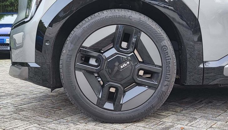 Kia EV9 2023: prova su strada, autonomia e prezzi del futuristico SUV elettrico - Foto 10 di 17