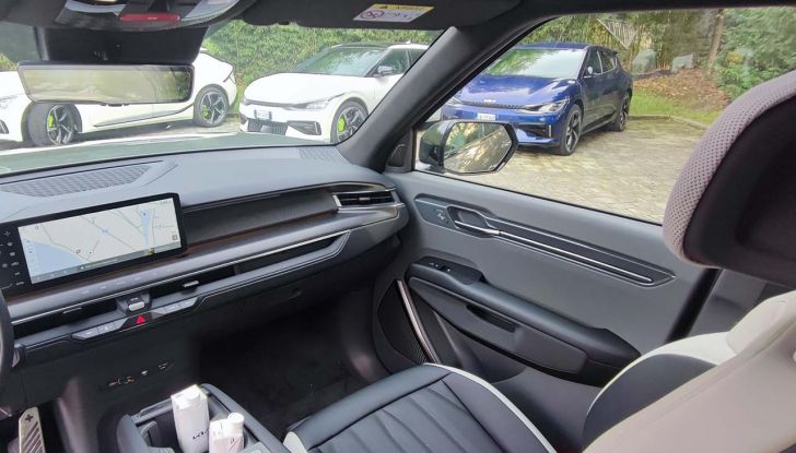 Kia EV9 2023: prova su strada, autonomia e prezzi del futuristico SUV elettrico - Foto 12 di 17