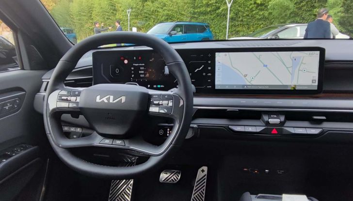 Kia EV9 2023: prova su strada, autonomia e prezzi del futuristico SUV elettrico - Foto 16 di 17