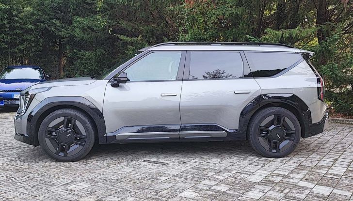 Kia EV9 2023: prova su strada, autonomia e prezzi del futuristico SUV elettrico - Foto 3 di 17