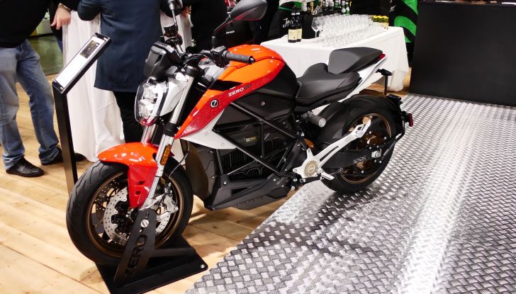 Ascoltare musica con l’interfono: pratica accettata o pericolosa? - Foto 15 di 19