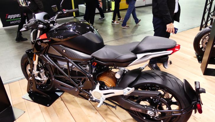 Ascoltare musica con l’interfono: pratica accettata o pericolosa? - Foto 14 di 19