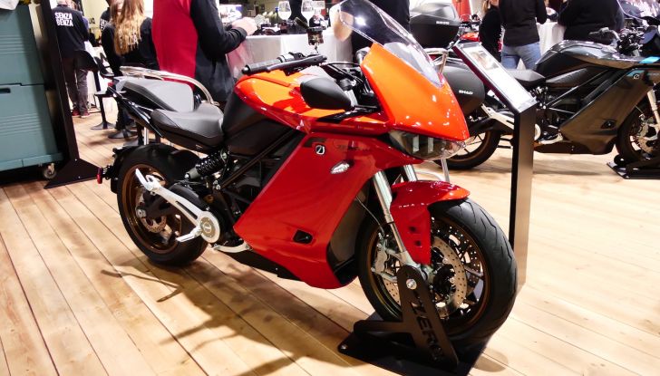 Ascoltare musica con l’interfono: pratica accettata o pericolosa? - Foto 13 di 19