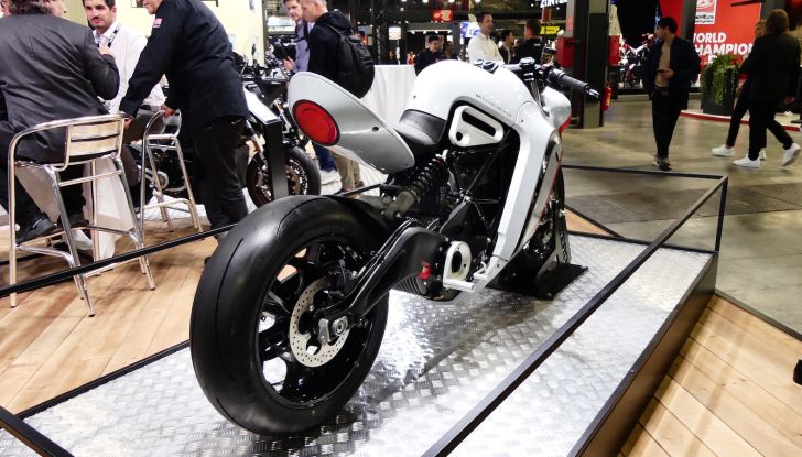 Ascoltare musica con l’interfono: pratica accettata o pericolosa? - Foto 12 di 19