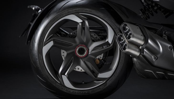 Ducati Diavel for Bentley: caratteristiche, design e motore della versione speciale - Foto 18 di 20