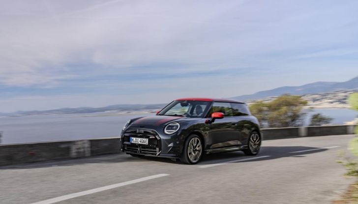 Mini Cooper SE JCW: caratteristiche, design, autonomia, motore e interni della nuova sportiva elettrica - Foto 16 di 51