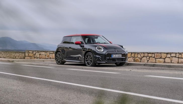 Mini Cooper SE JCW: caratteristiche, design, autonomia, motore e interni della nuova sportiva elettrica - Foto 21 di 51