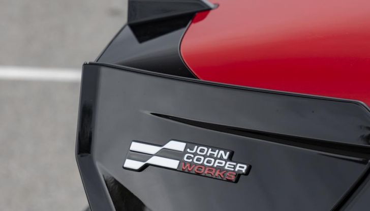 Mini Cooper SE JCW: caratteristiche, design, autonomia, motore e interni della nuova sportiva elettrica - Foto 33 di 51