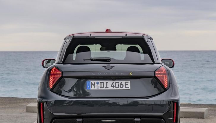 Mini Cooper SE JCW: caratteristiche, design, autonomia, motore e interni della nuova sportiva elettrica - Foto 30 di 51