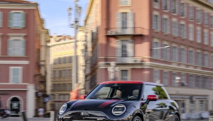 Mini Cooper SE JCW: caratteristiche, design, autonomia, motore e interni della nuova sportiva elettrica - Foto 10 di 51