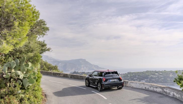 Mini Cooper SE JCW: caratteristiche, design, autonomia, motore e interni della nuova sportiva elettrica - Foto 17 di 51