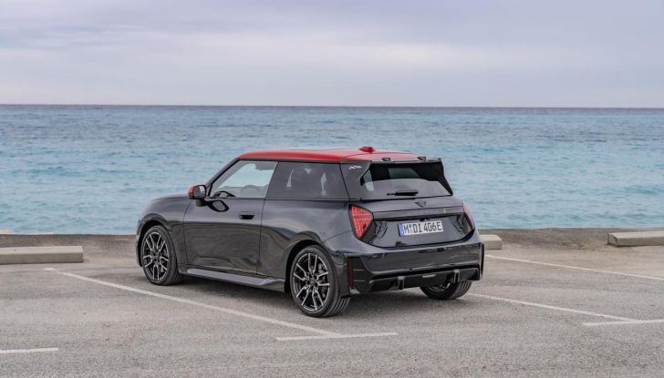 Mini Cooper SE JCW: caratteristiche, design, autonomia, motore e interni della nuova sportiva elettrica - Foto 27 di 51