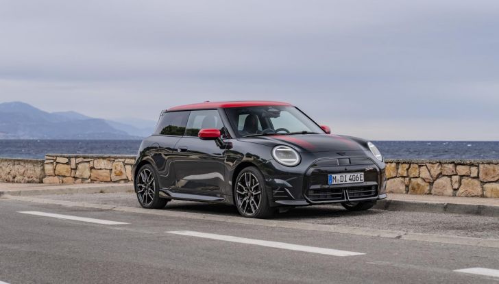 Mini Cooper SE JCW: caratteristiche, design, autonomia, motore e interni della nuova sportiva elettrica - Foto 20 di 51