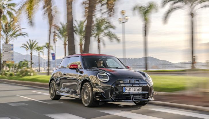 Mini Cooper SE JCW: caratteristiche, design, autonomia, motore e interni della nuova sportiva elettrica - Foto 2 di 51