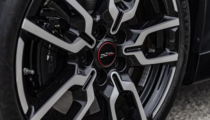 Mini Cooper SE JCW: caratteristiche, design, autonomia, motore e interni della nuova sportiva elettrica - Foto 39 di 51