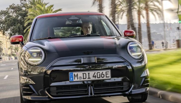 Mini Cooper SE JCW: caratteristiche, design, autonomia, motore e interni della nuova sportiva elettrica - Foto 8 di 51