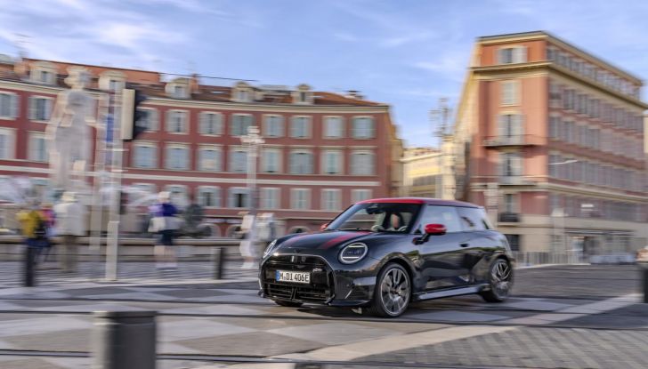 Mini Cooper SE JCW: caratteristiche, design, autonomia, motore e interni della nuova sportiva elettrica - Foto 11 di 51
