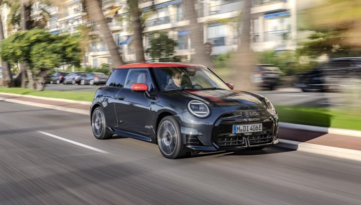 Mini Cooper SE JCW: caratteristiche, design, autonomia, motore e interni della nuova sportiva elettrica - Foto 6 di 51