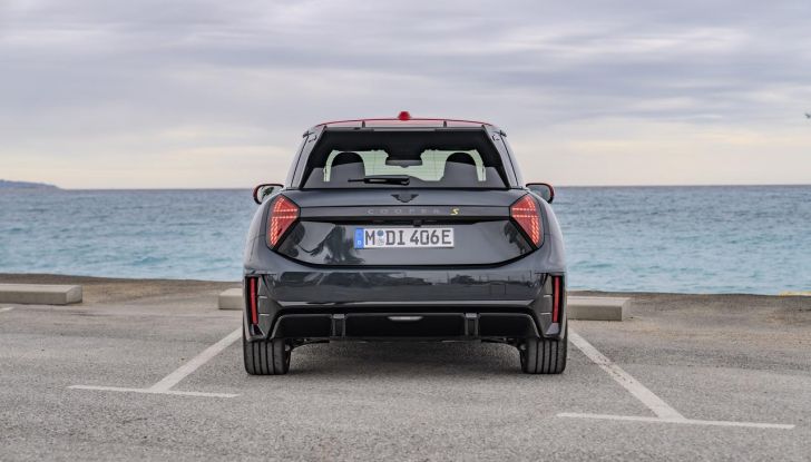 Mini Cooper SE JCW: caratteristiche, design, autonomia, motore e interni della nuova sportiva elettrica - Foto 29 di 51