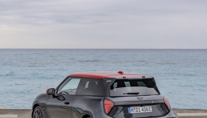 Mini Cooper SE JCW: caratteristiche, design, autonomia, motore e interni della nuova sportiva elettrica - Foto 26 di 51