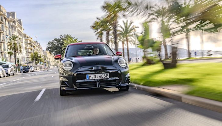 Mini Cooper SE JCW: caratteristiche, design, autonomia, motore e interni della nuova sportiva elettrica - Foto 9 di 51