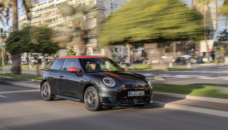 Mini Cooper SE JCW: caratteristiche, design, autonomia, motore e interni della nuova sportiva elettrica - Foto 3 di 51