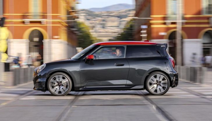 Mini Cooper SE JCW: caratteristiche, design, autonomia, motore e interni della nuova sportiva elettrica - Foto 12 di 51