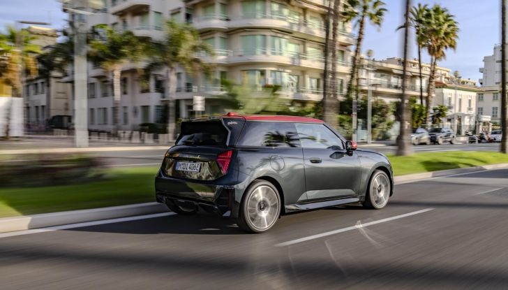 Mini Cooper SE JCW: caratteristiche, design, autonomia, motore e interni della nuova sportiva elettrica - Foto 7 di 51