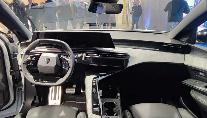 Peugeot E-3008 2024: caratteristiche, motorizzazioni e prezzi del nuovo SUV francese - Foto 10 di 22