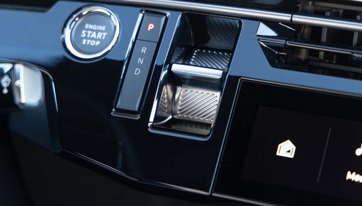 Peugeot E-3008 2024: caratteristiche, motorizzazioni e prezzi del nuovo SUV francese - Foto 14 di 22